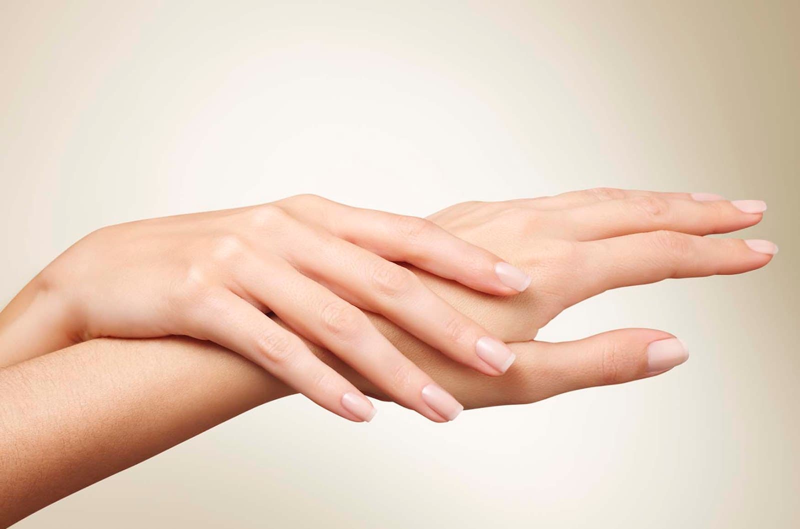 Guía de Mantenimiento: Cómo cuidar tus uñas entre citas